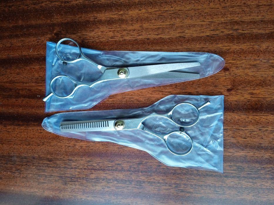 Професійний набір ножиц для стрижки волосся.