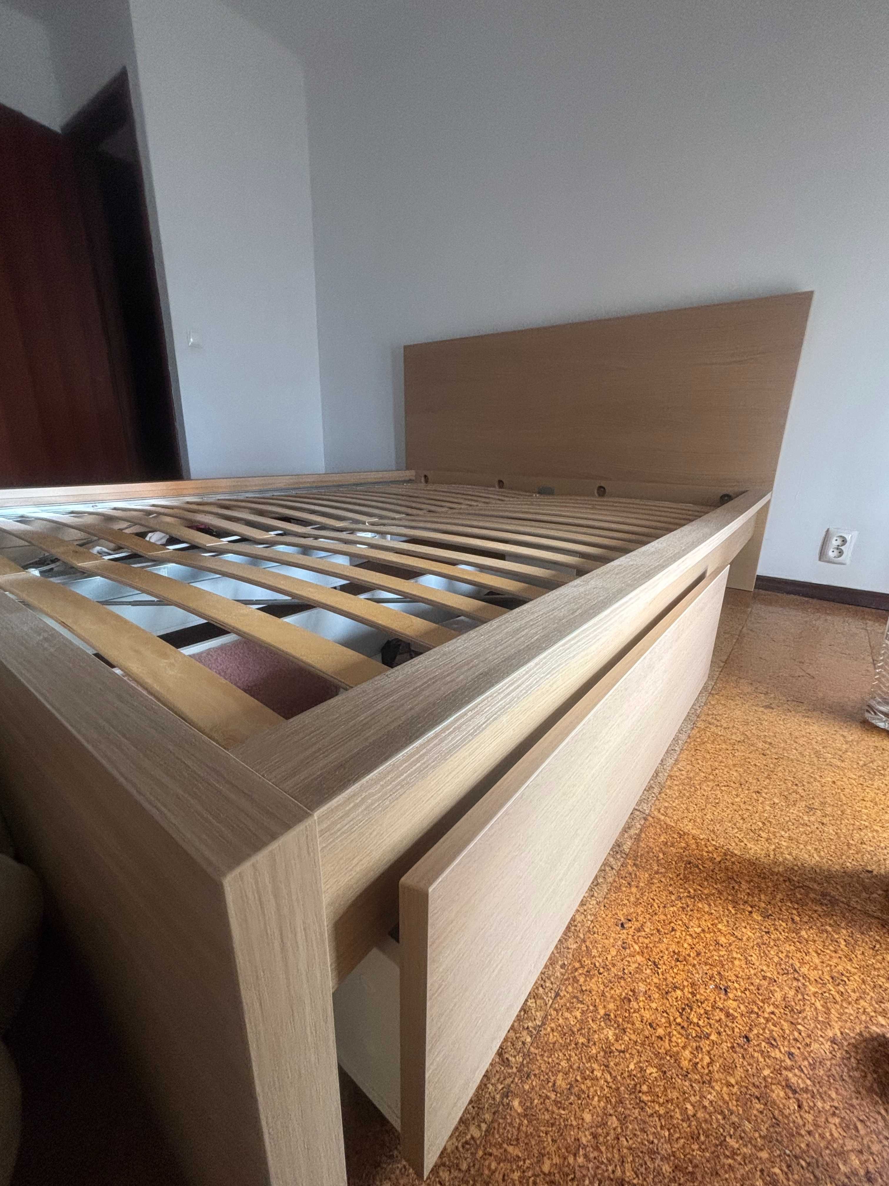 Cama de Casal 160x200 com estrado e gavetas – Como nova!