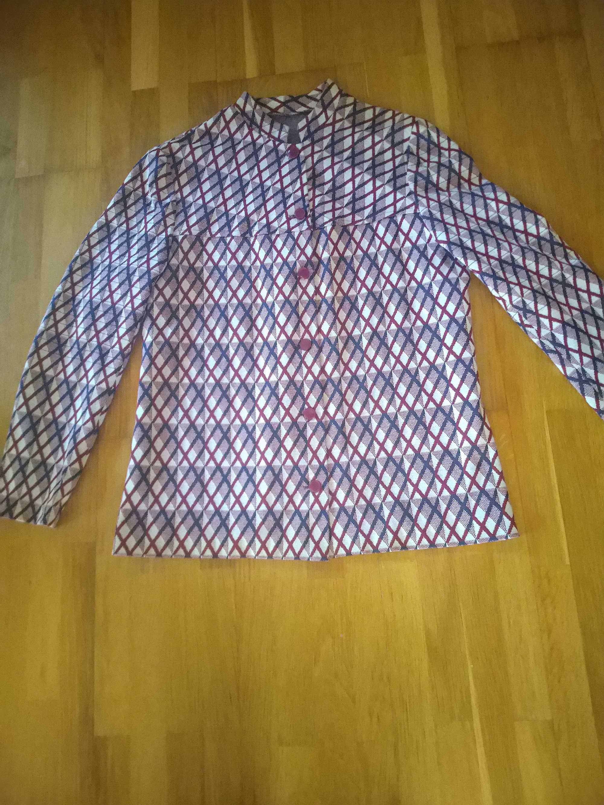 Żakiet dzianinowy ze spódnicą