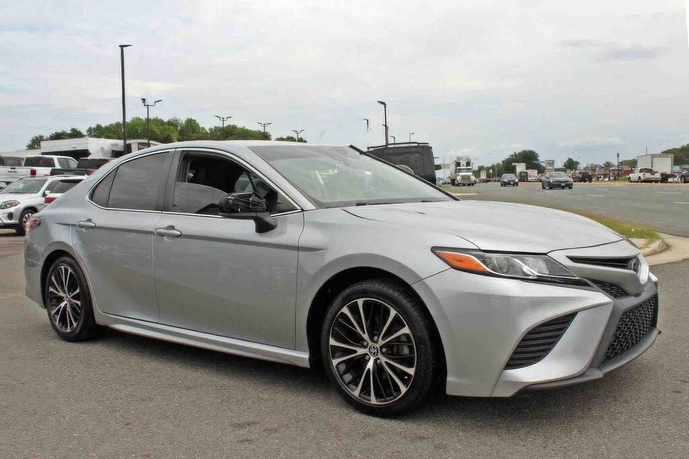 Toyota Camry SE      2020