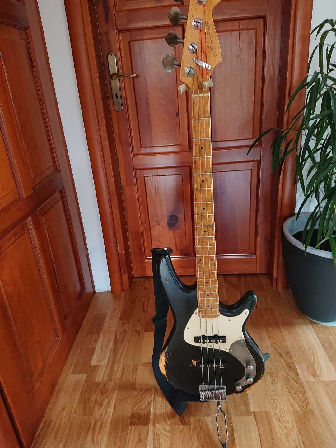 Bas gitara vintage z przetwornikami Ibanez