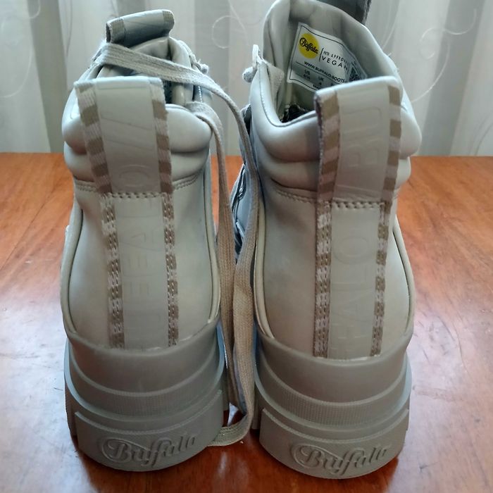 Нове жіноче взуття