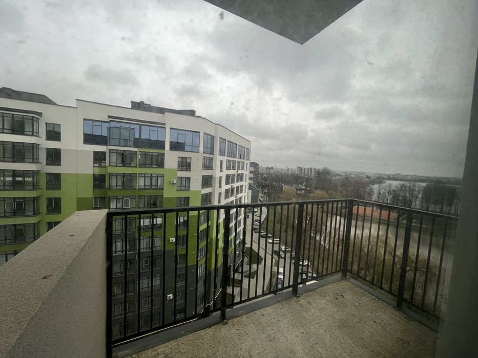 Готовий до ремонту 3-х кімннатний сирець біля міського озера