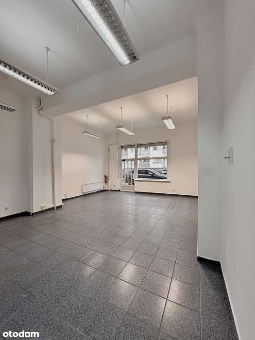 Lokal na wynajem z parkingiem i witryną