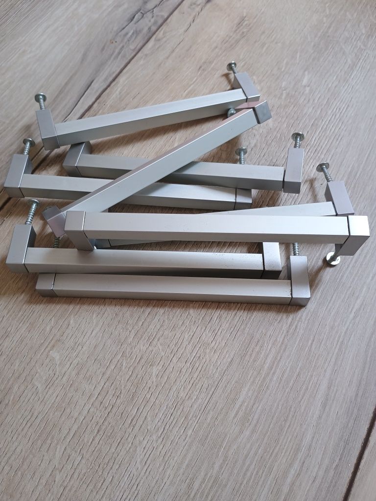 Uchwyty do mebli 172 mm, rozstaw śrub 160 mm, srebrny mat, szary
