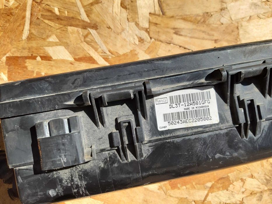 Skrzynka bezpieczników FORD F150 F 150 5.0 puszka 2013r