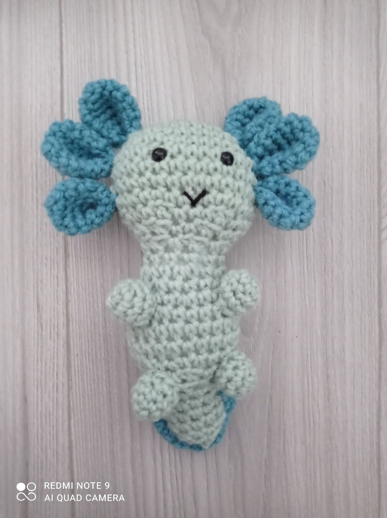 Maskotka axolotl pluszak amigurumi na szydełku dzień dziecka