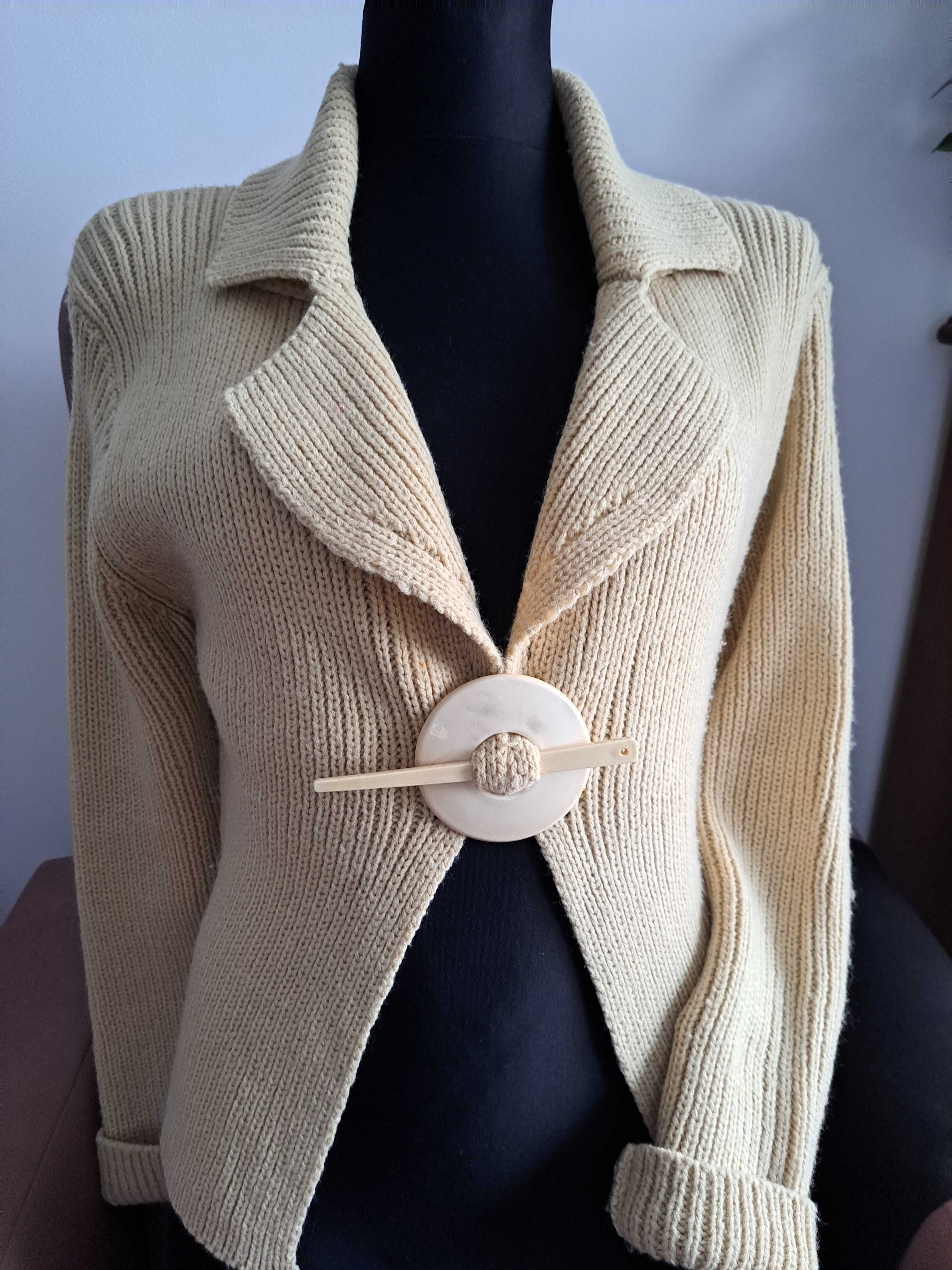 beżowy sweter z kołnierzem