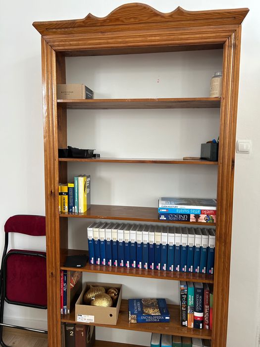 Drewniany regał na książki