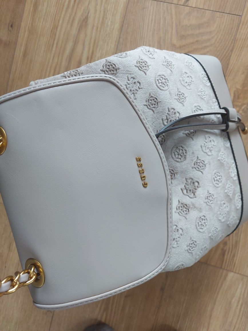 GUESS plecak model Kimi aksamit piaskowy