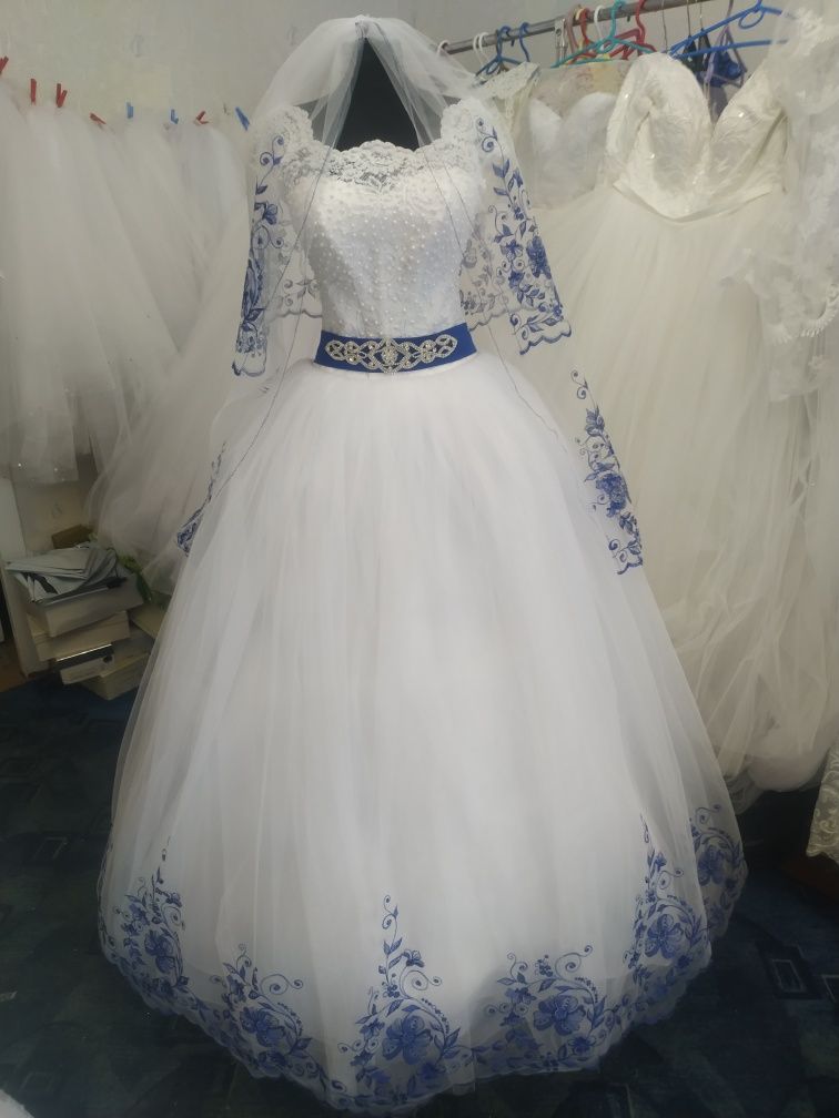 Свадебное платье с синей вишивкою. Весiльна сукня