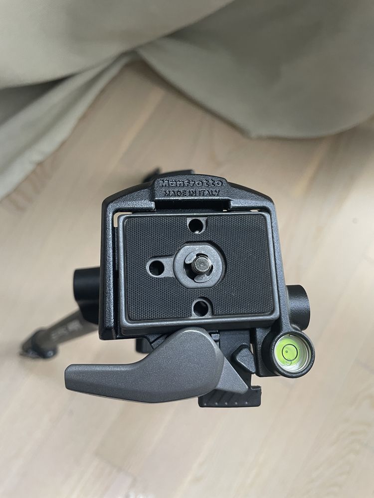 Statyw Velbon z głowicą Manfrotto