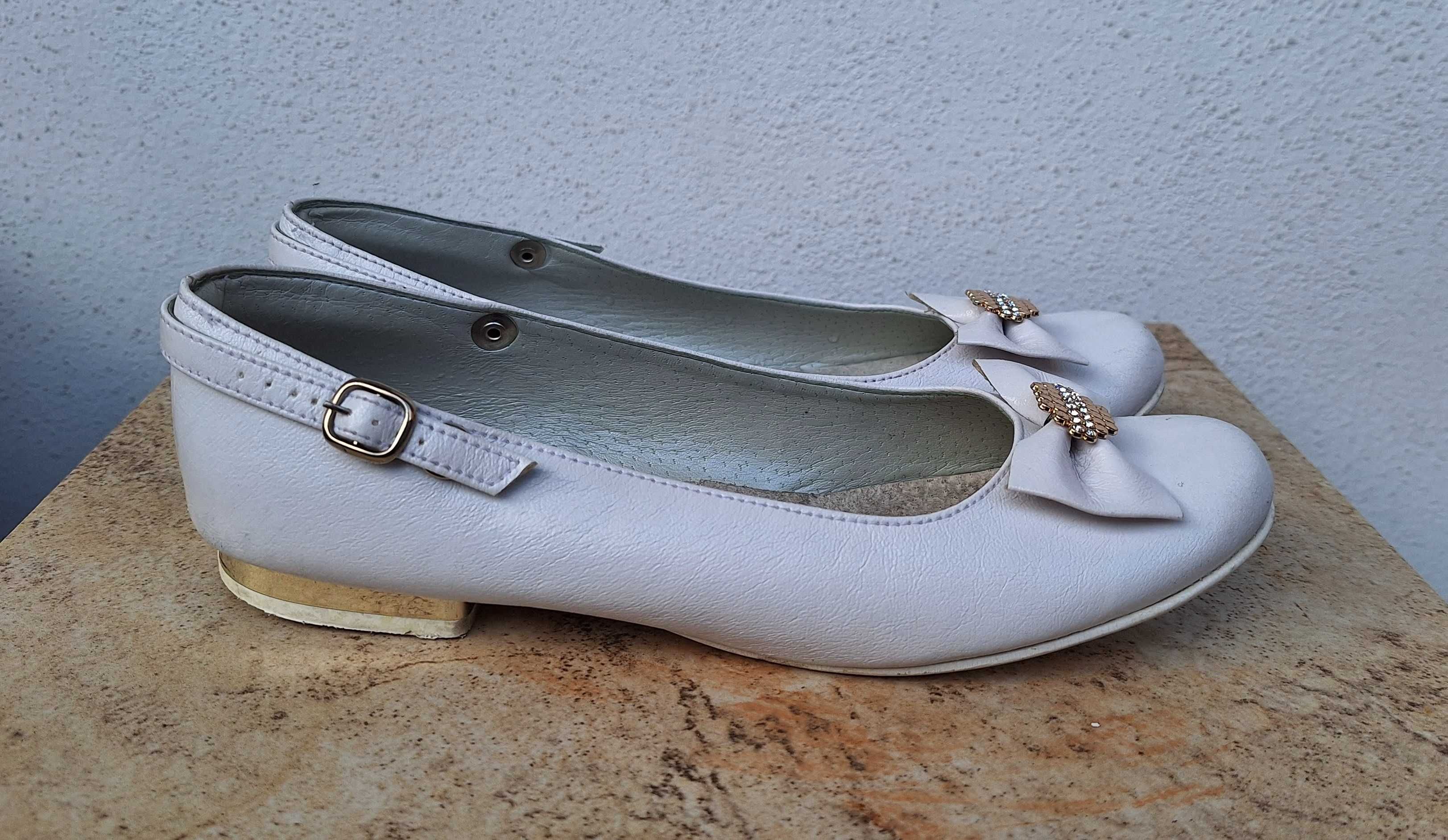 Białe buty komunijne eleganckie balerinki wizytowe dziewczęce rozm. 35