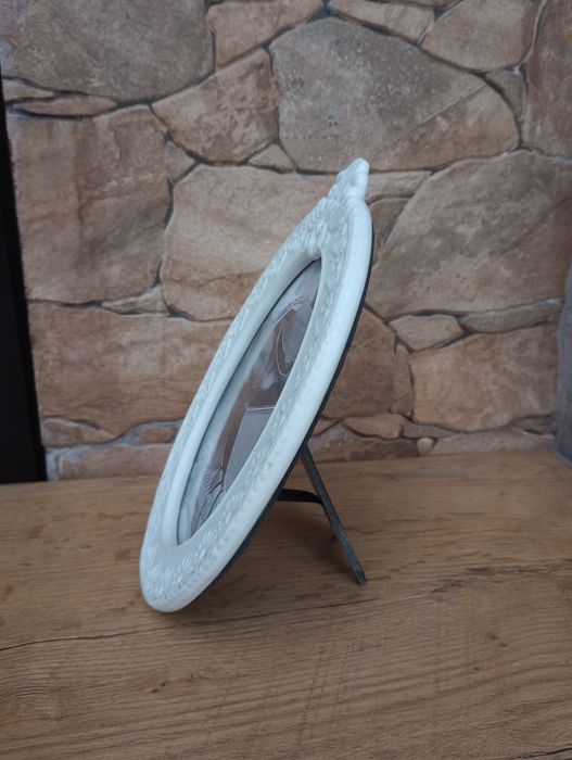 Stara porcelanowa ramka na zdjęcia.