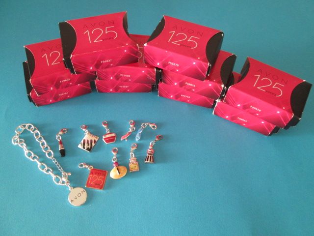 Pulseira com 9 Pingentes / Pendentes da marca Avon novo