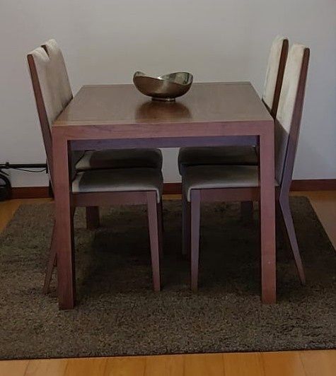 Mesa de sala com cadeiras