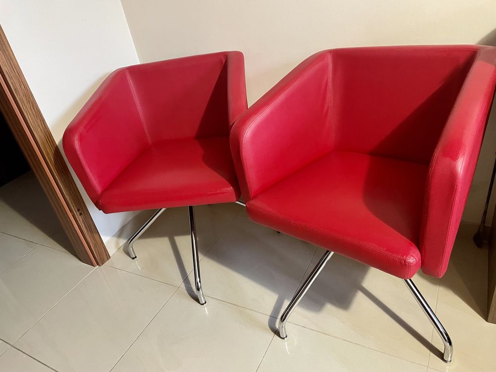 Dwa czerwone fotele