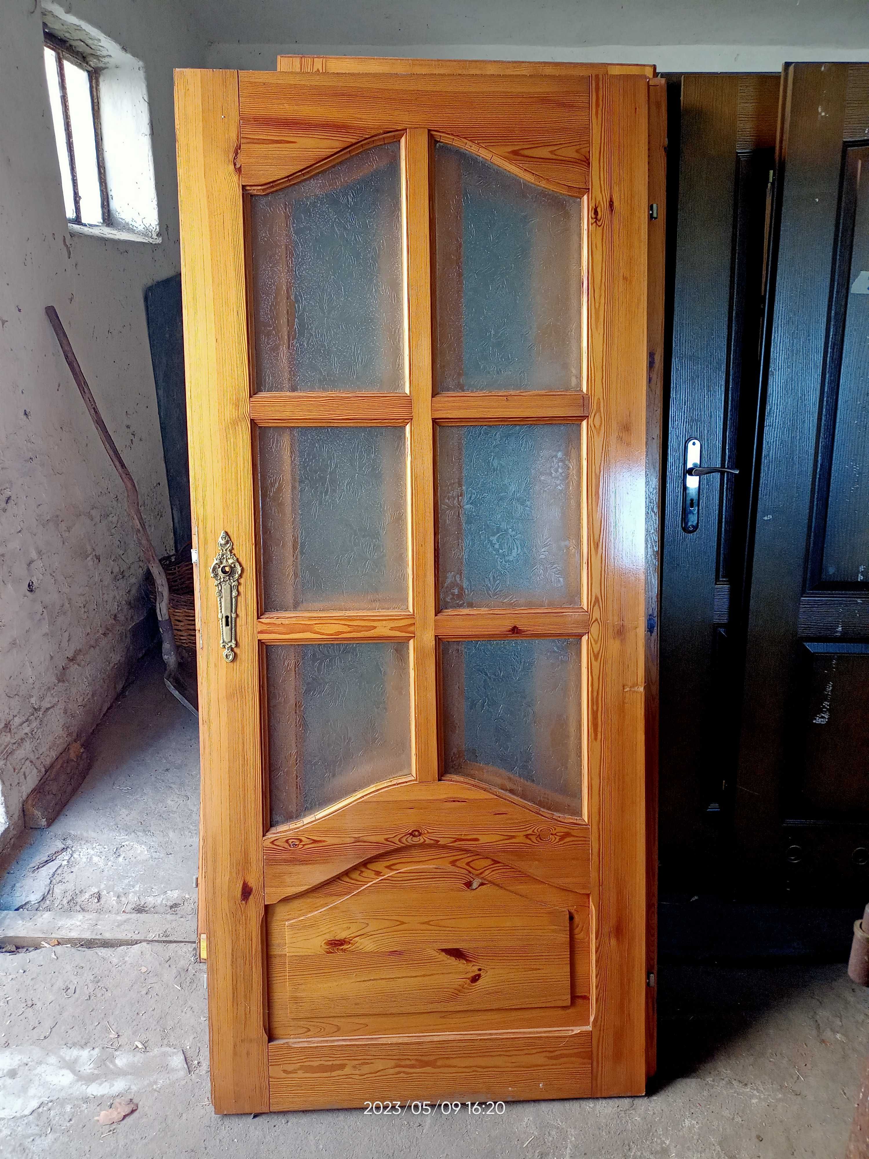 Ładne drewniane drzwi wewnętrzne