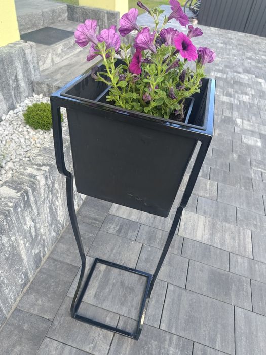 Kwietnik metalowy czarny