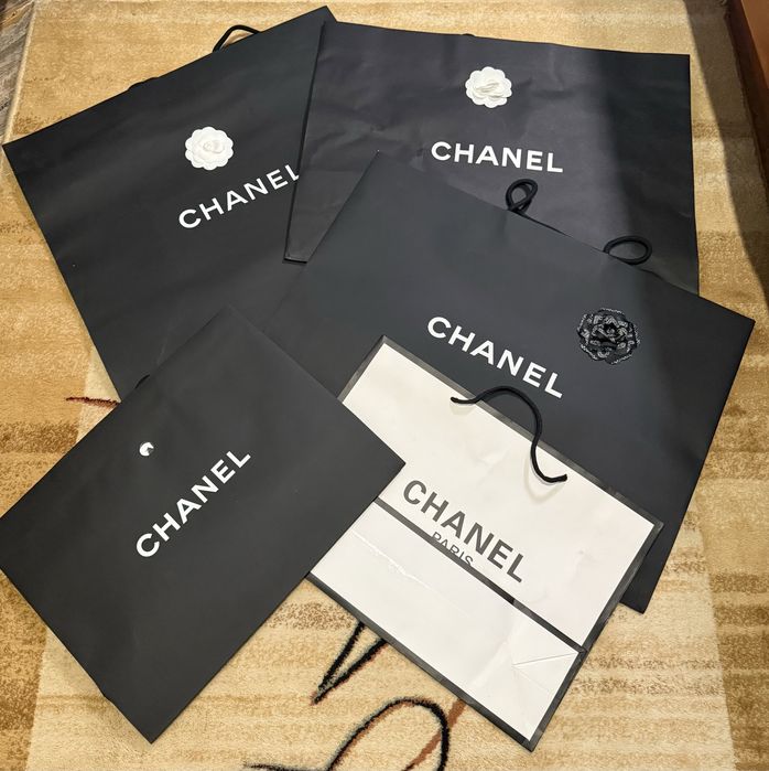 Брендові пакети, коробки, пакування, пильники.