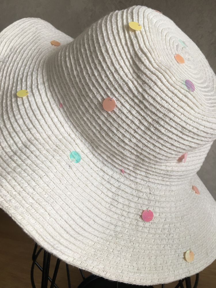 Słomkowy kapelusz z cekinami dziewczęcy r.110/116 H&M