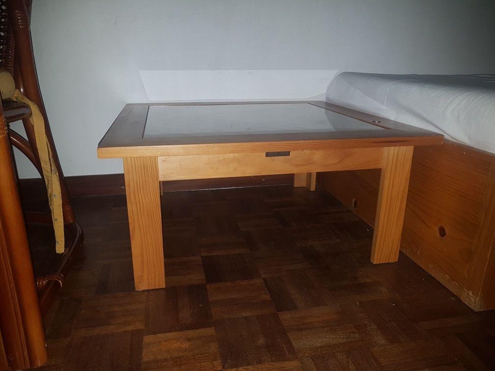 Mesa de centro em pinho com tampo de vidro