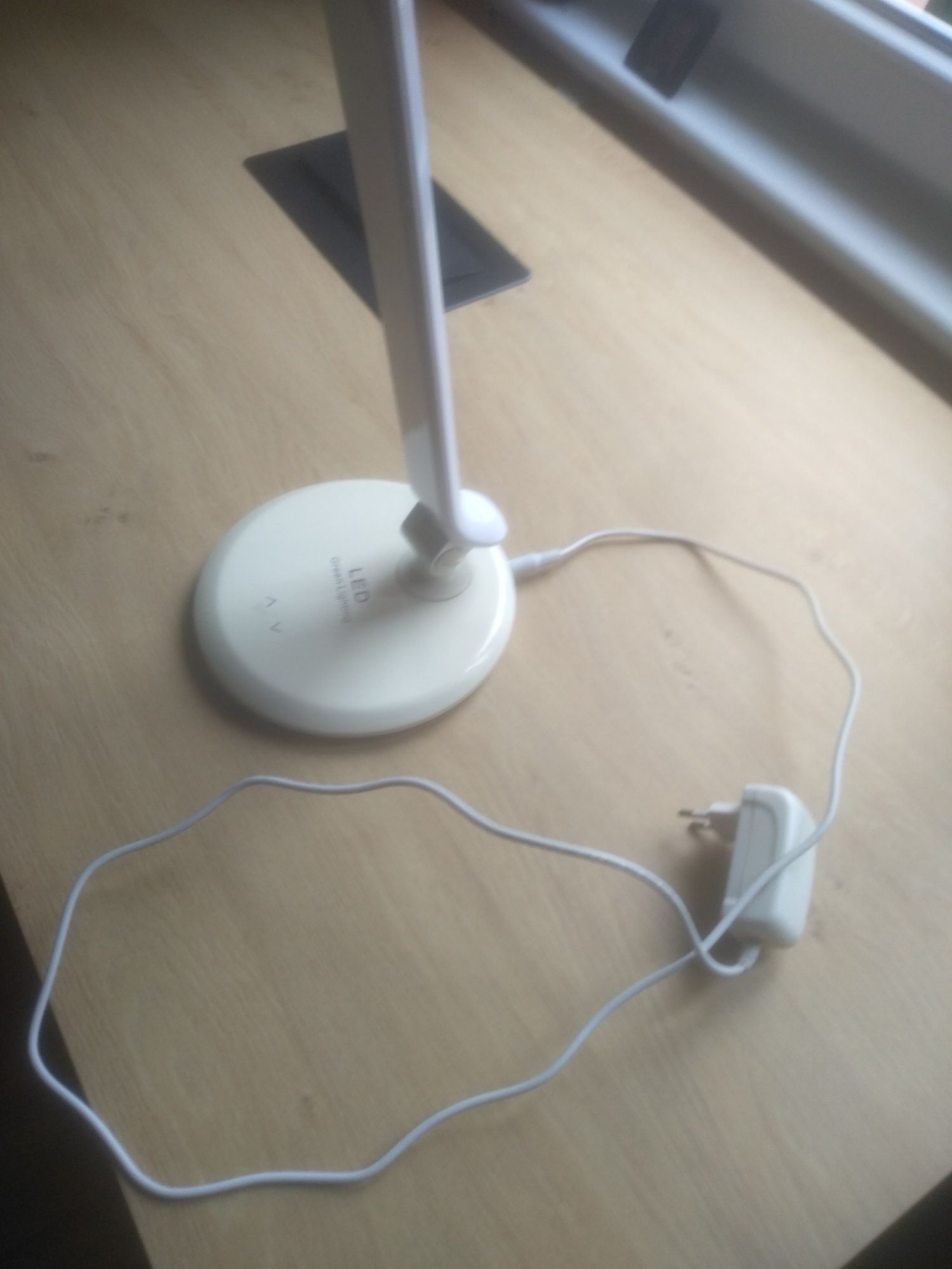Lampka biurkowa led kaja z regulacją kąta nachylenia i jasności światł