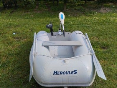 Ponton wędkarski Hercules razem z silnikiem elektronicznym i z echoson
