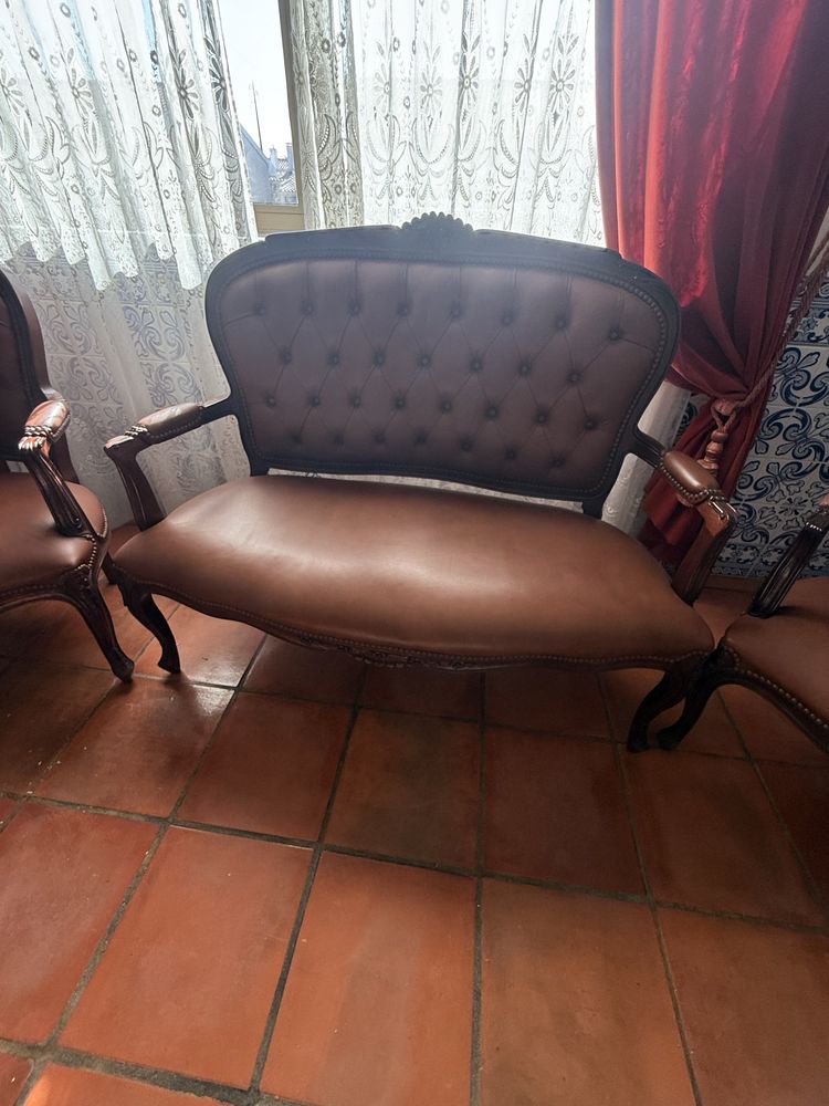 Conjunto de poltronas em madeira e pele