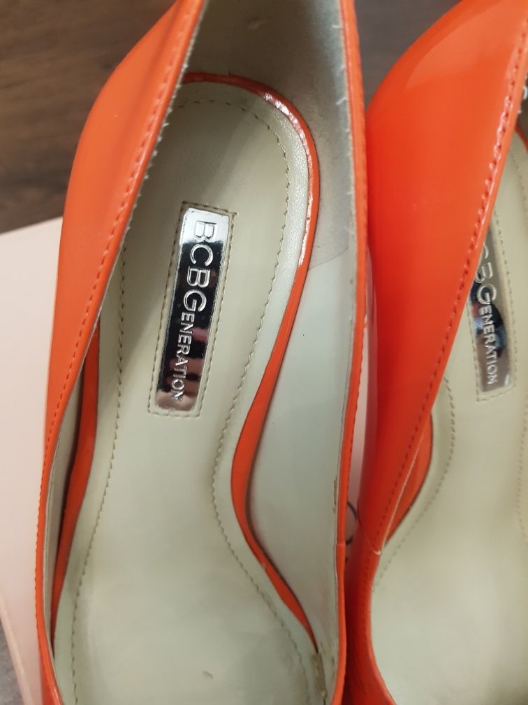 BCBG кожаные оранжевые лаковые туфли