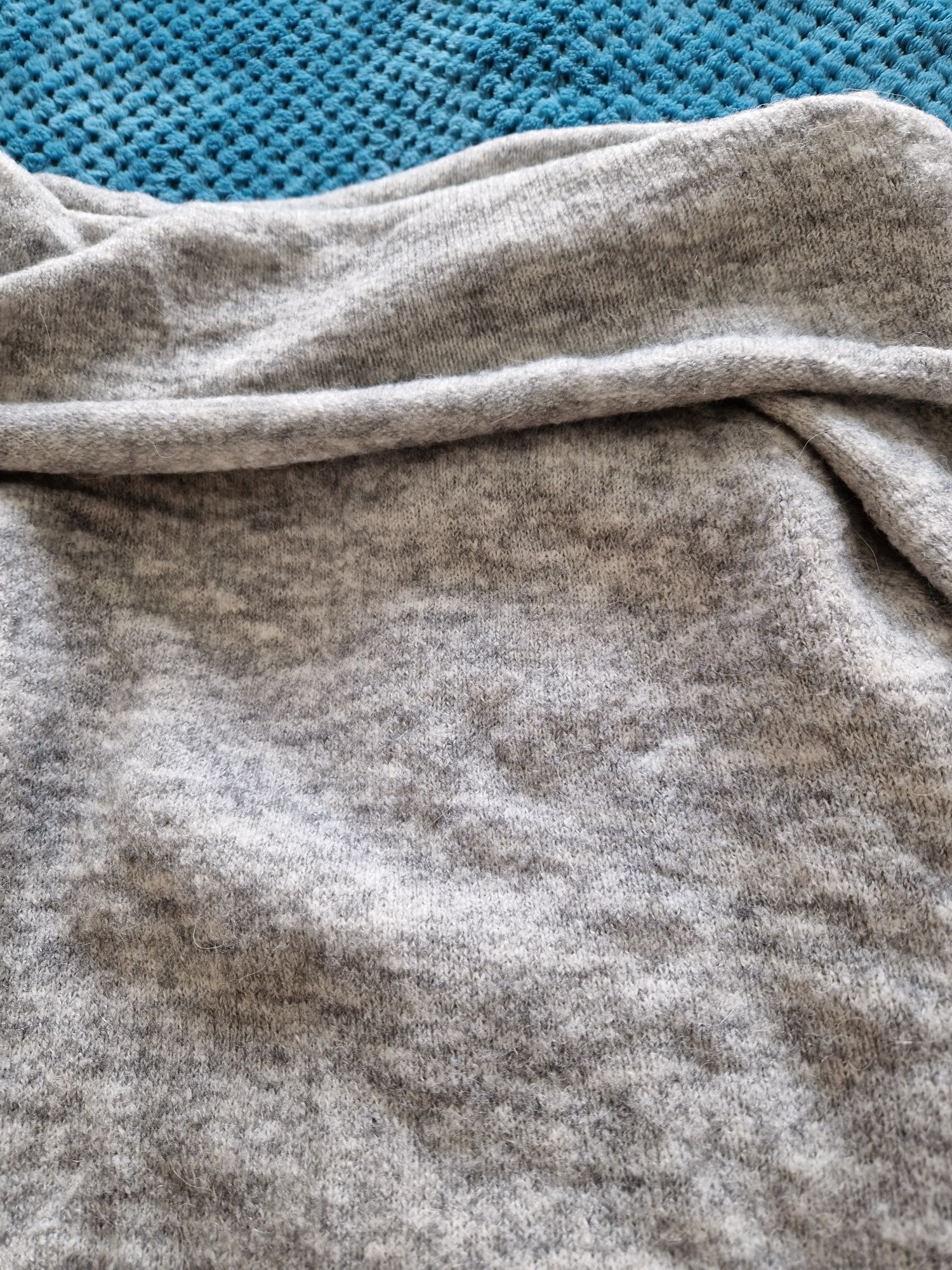 Sweter ze spuszczanymi ramionami