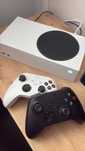 Xbox Series S + 2 Pady
