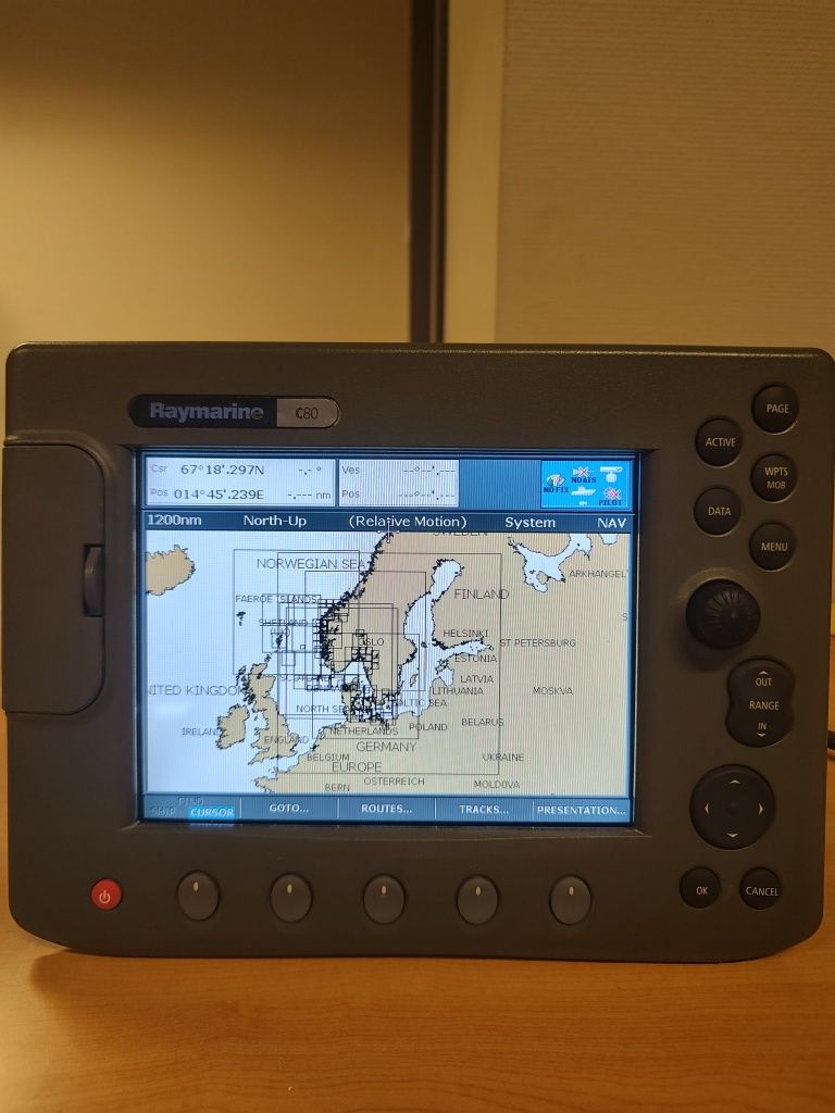 Nawigacja morska, chart plotter, ploter map. Raymarine C80