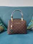 Śliczny kuferek/torebka Louis Vuitton