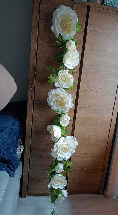 Girlanda z białych kwiatów przeszło 2 metry