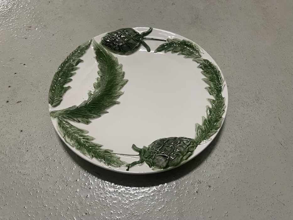 Varios pratos iguais, com relevo