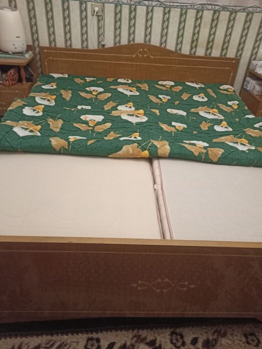 Продам 2-х спальную кровать с матрасами в хорошем состоянии