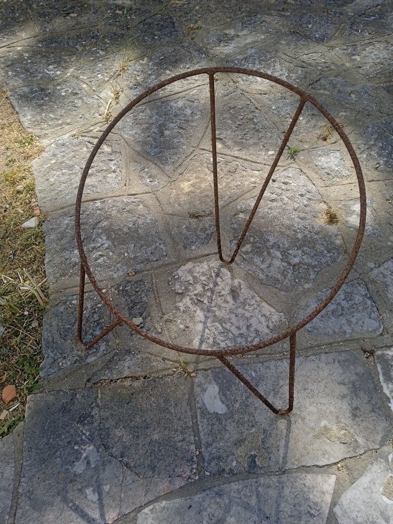 Base de cadeiras ,ferro com ferrugem