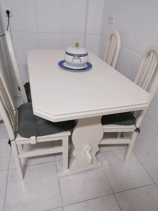 Mesa de cozinha + 4 cadeiras