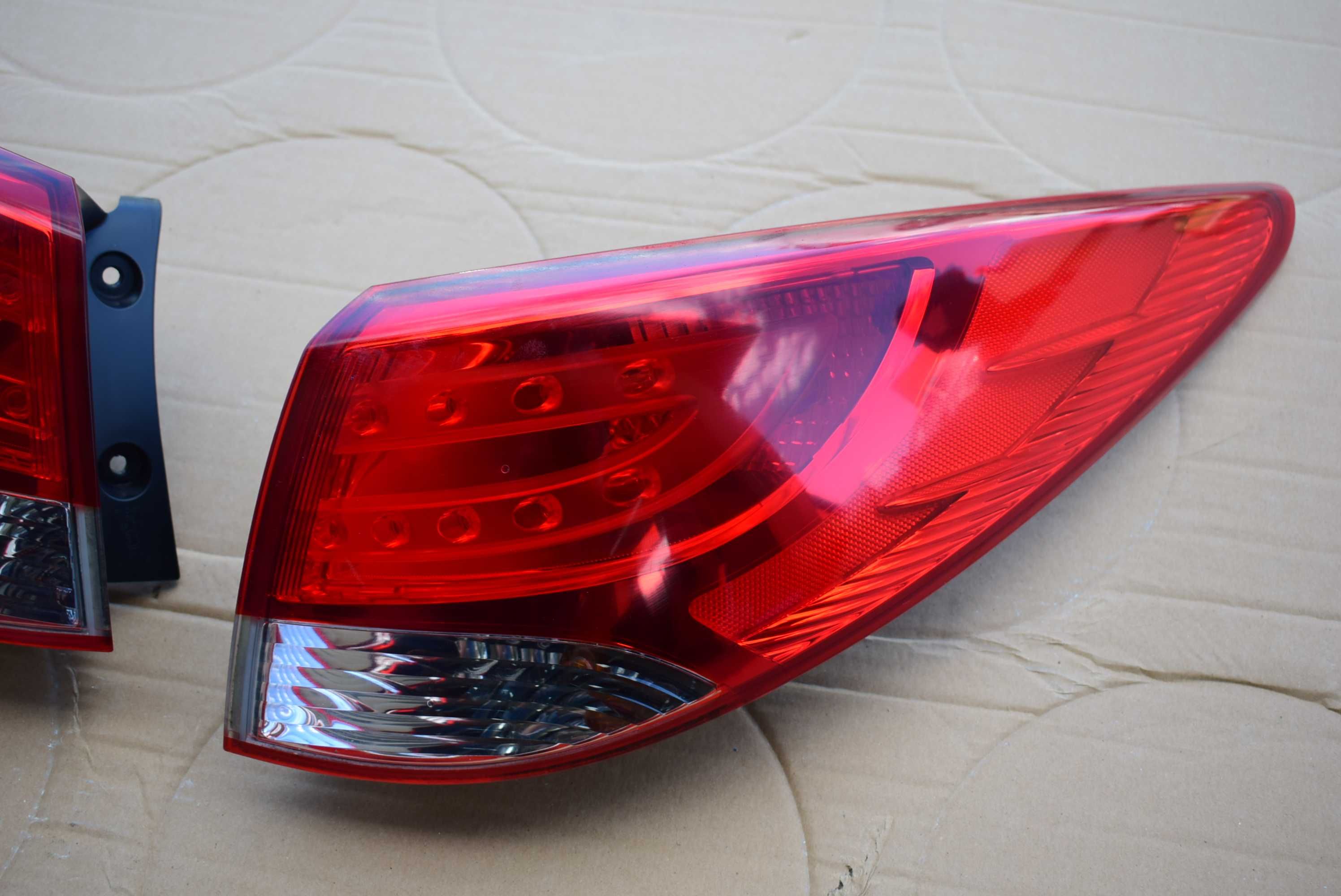 kompletna lampa tylna prawa lewa błotnik HYUNDAI IX35 2011R. europa