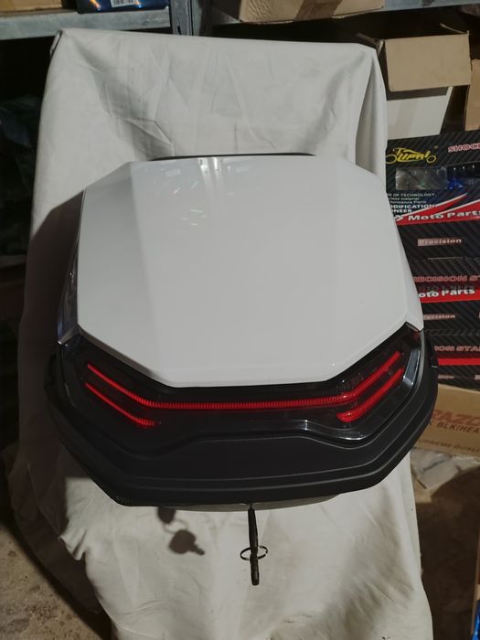 Кофр задній на мотоцикли мопеди скутери.32 літри . Дизайн супер