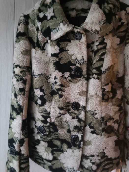 Елегантне коротке пальто з натульним хутром