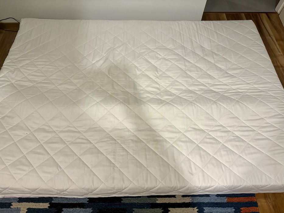 Łóżko 140x200 z materacem i szafka nocna