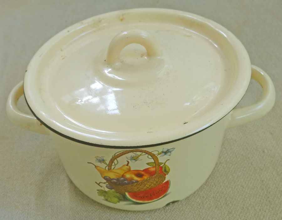 Кастрюлька  почти новая стальная эмалированная обьем 1,7 литра фрукты