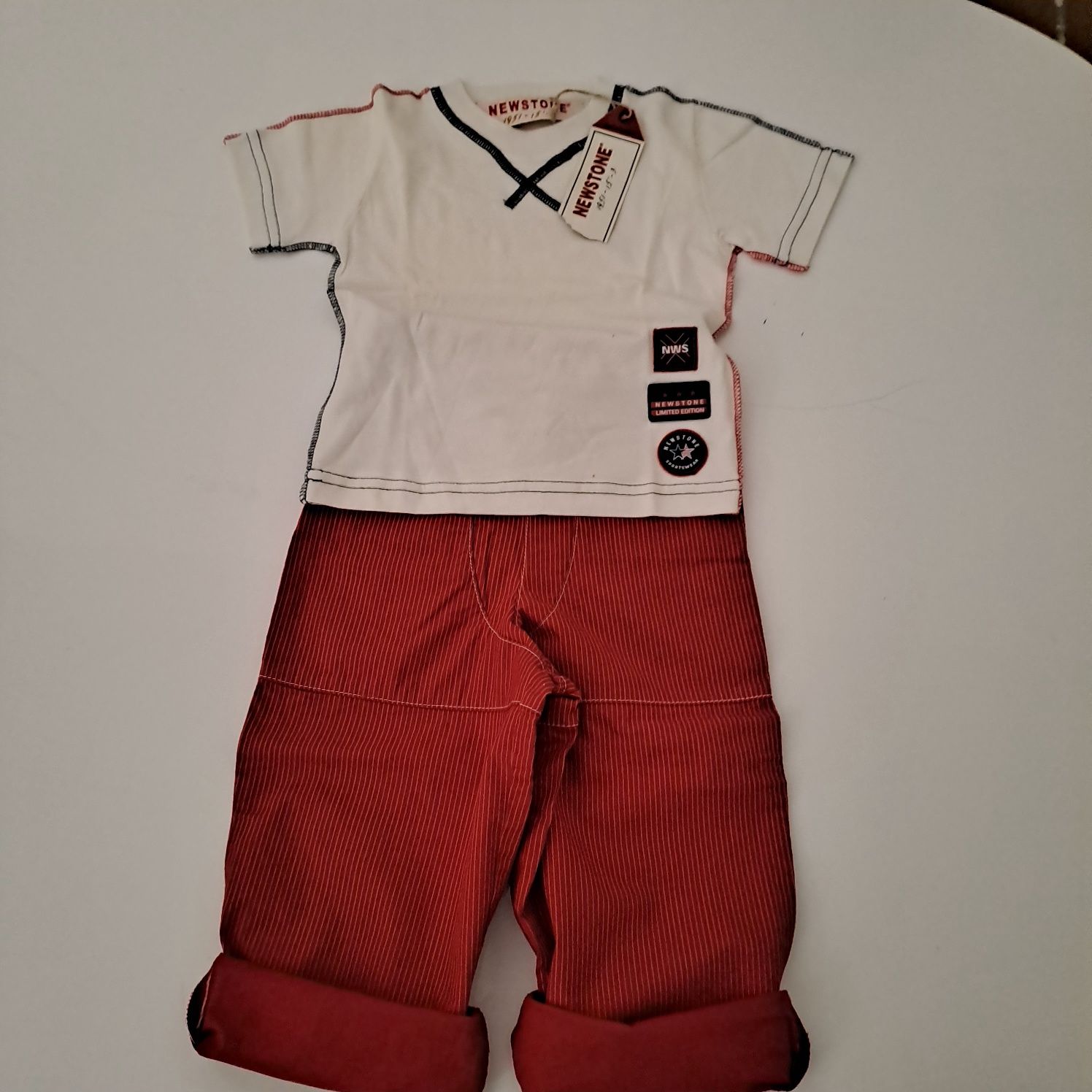 Conjunto de menino com calças, camisa e t-shirt
