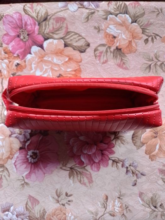 Брендова  косметичка Vichy