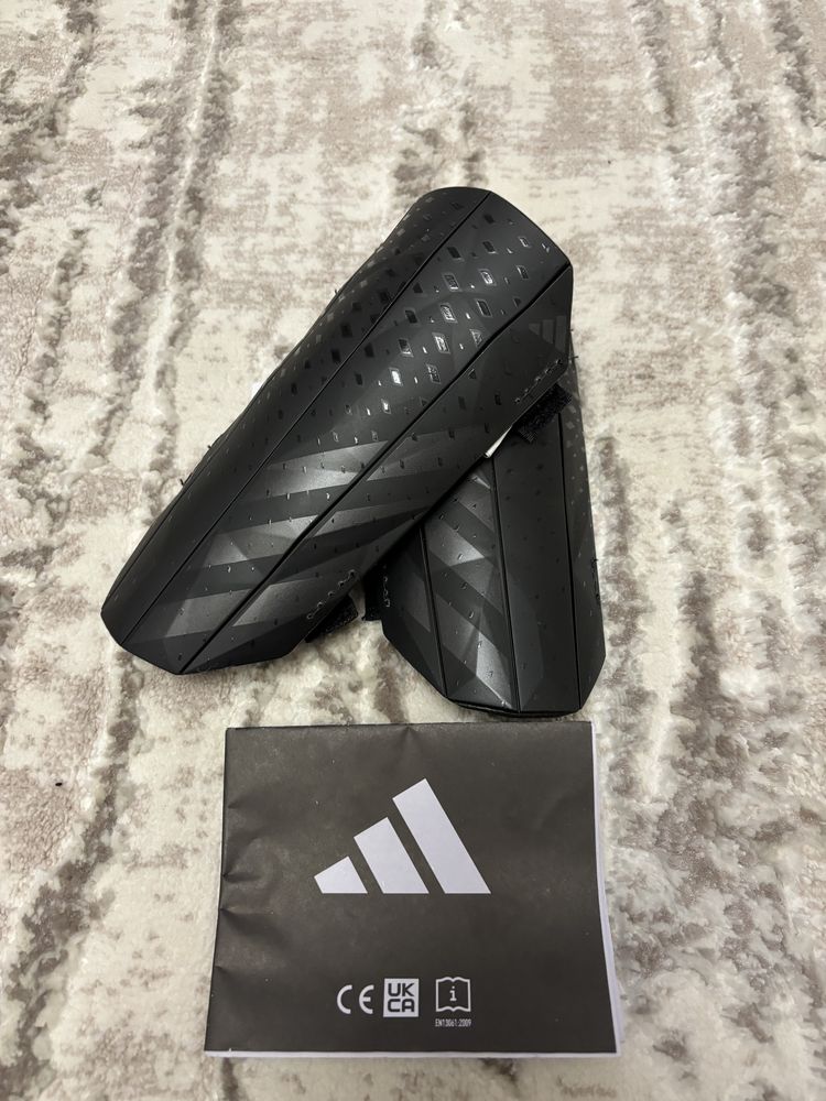 Футбольні щітки Adidas