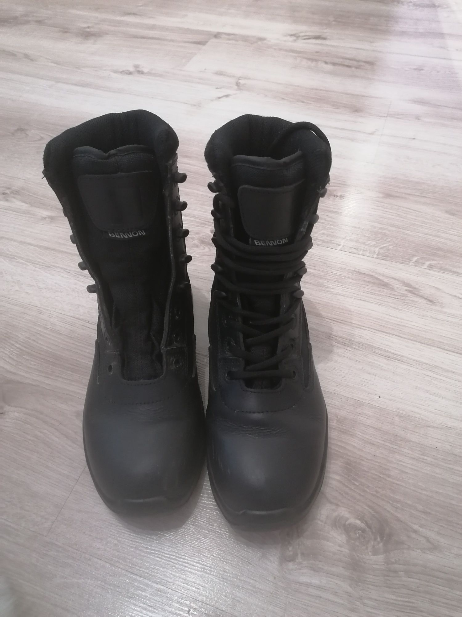 Czarne buty wojskowe