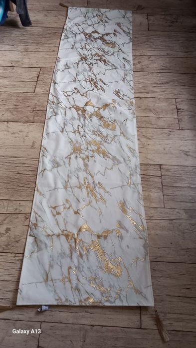 Bieżnik piękny na uroczyste okazje złoty