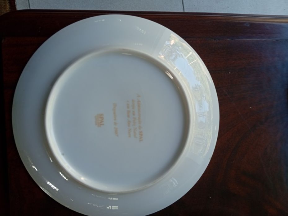 Pratos alusivos ao Natal em porcelana.  Diâmetro 20 cm.  da spal diaa